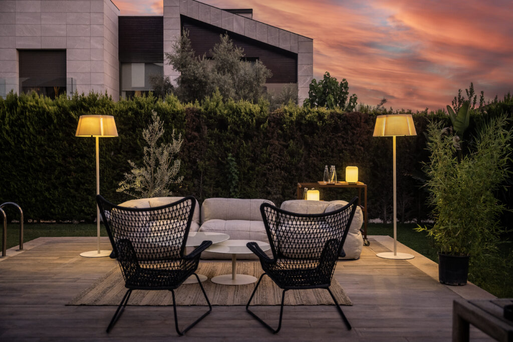 Olii Solar Outdoor Floor Lamp
